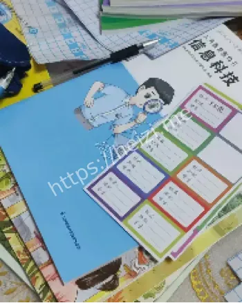 家长开学包书皮负担